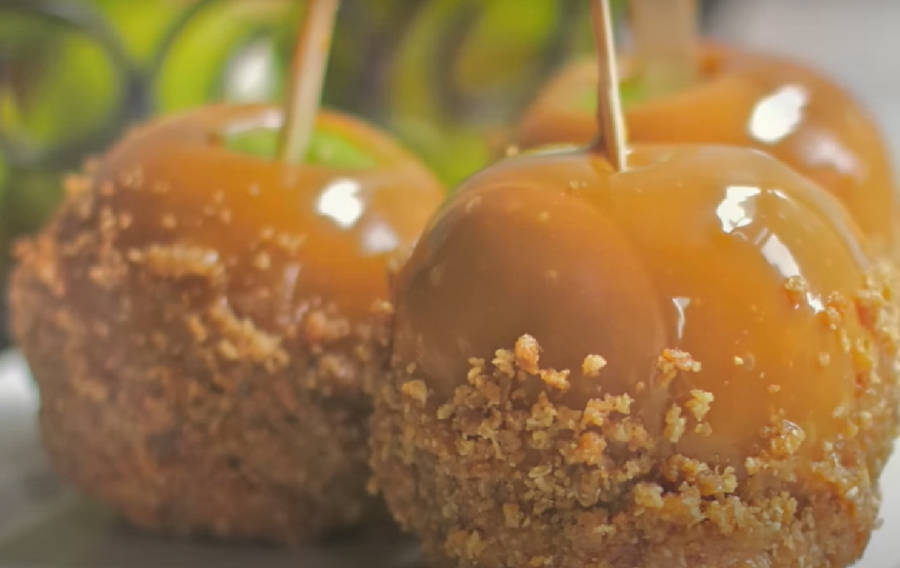 Карамелизированные яблоки к Хэллоуину: 2 способа приготовления обязательной вкусности к празднику